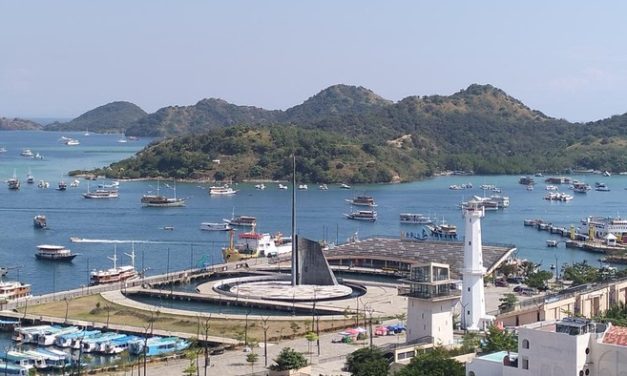 Labuan Bajo: Larangan Berlayar Kapal Wisata Di Perpanjang, Penyeberangan Ditutup hingga 27 Januari