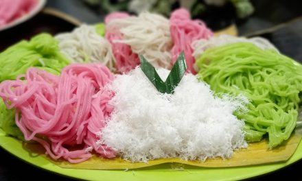 Kelezatan Kue Putu Mayang, Camilan Cantik Kenangan Masa Kecil
